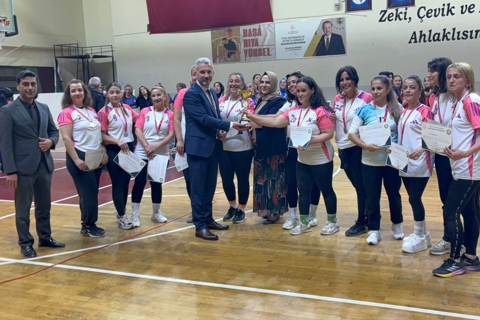Bursa'da anneler HOBA Projesi kapsamında düzenlenen voleybol turnuvasında buluştu