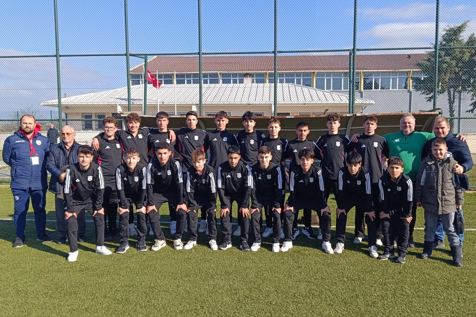 Keşan Genç Ordu U-15 futbol takımı oyuncuları kupa ile poz verirken