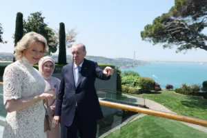 Cumhurbaşkanı Erdoğan, Belçika Kraliçesi Mathilde ile Vahdettin Köşkü'nde görüşüyor, AB ve savunma sanayii iş birliği konuşuluyor.