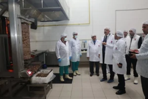 Ağrı Valisi Dr. Önder Bozkurt, Et ve Süt Kurumu'nu ziyaret etti.