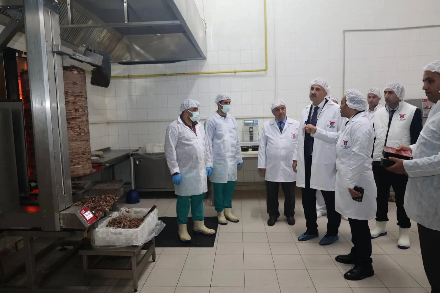 Ağrı Valisi Dr. Önder Bozkurt, Et ve Süt Kurumu'nu ziyaret etti.