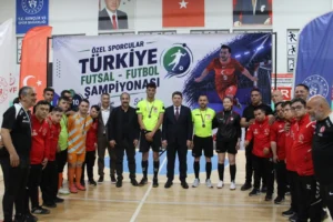 Kocasinan Belediyespor Down Sendromlu Futbol Takımı Türkiye Şampiyonası'nda kupayı kaldırıyor