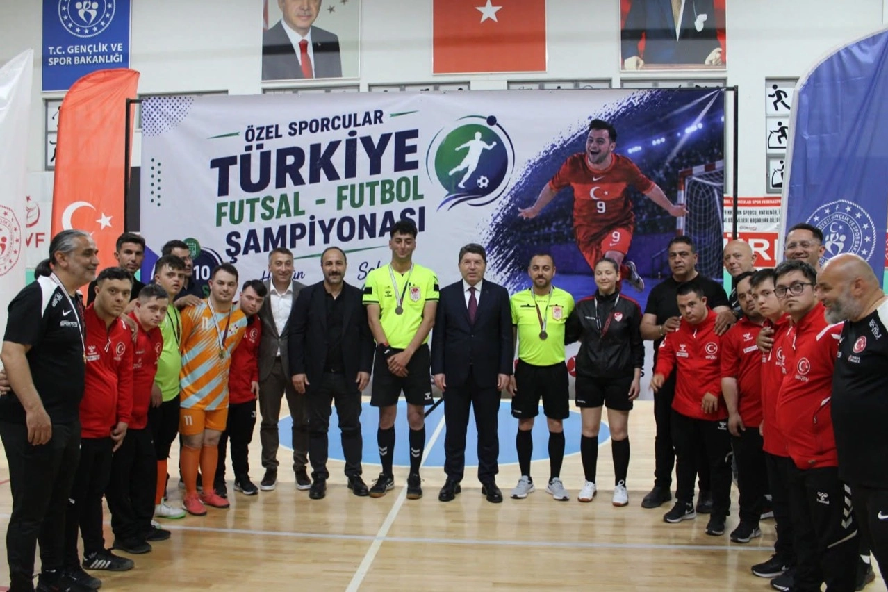 Kocasinan Belediyespor Down Sendromlu Futbol Takımı Türkiye Şampiyonası'nda kupayı kaldırıyor
