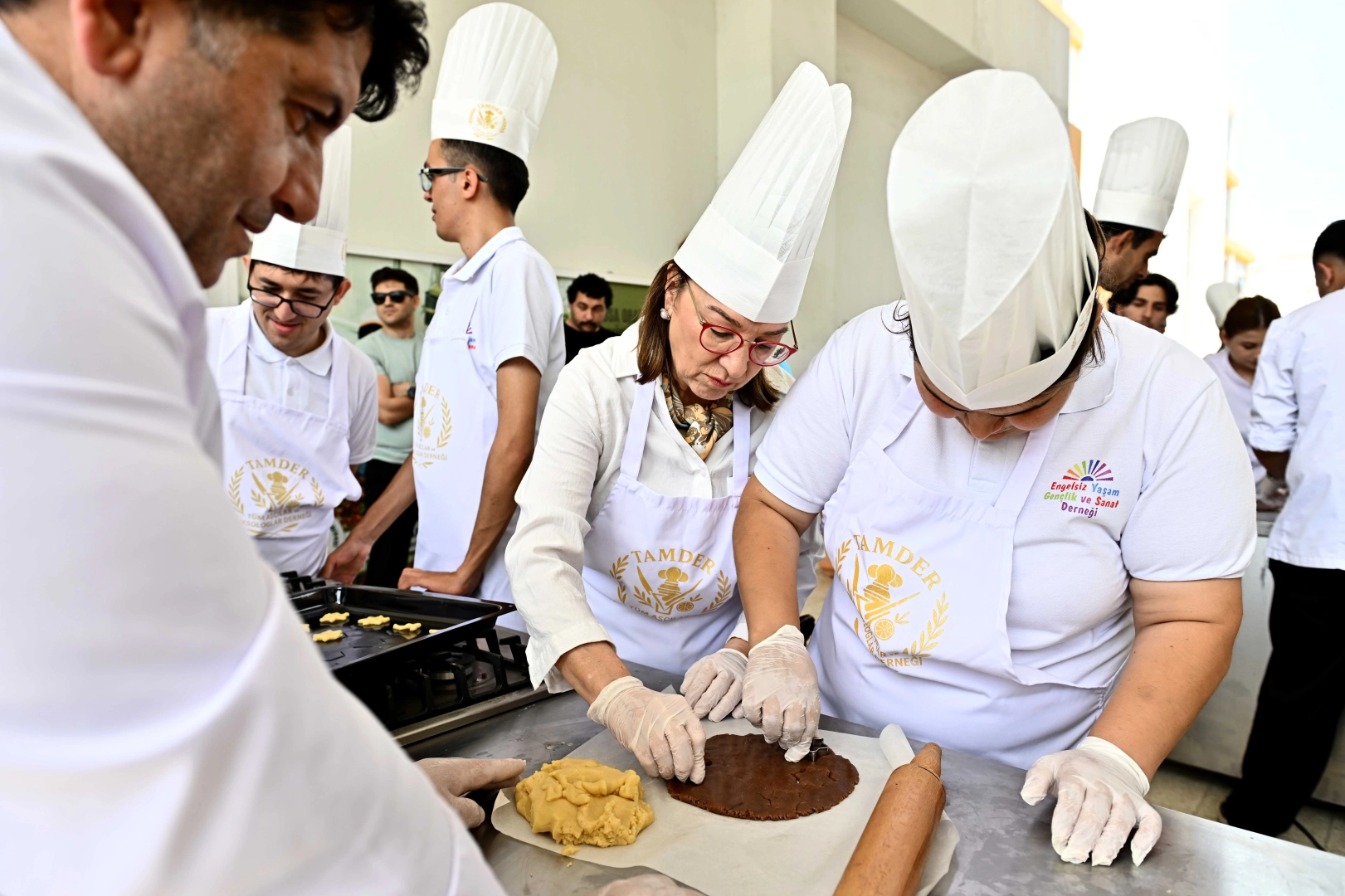 Antalya'da engelli bireylerin katıldığı pasta ve pizza yapım etkinliği
