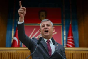 CHP Genel Başkanı Özgür Özel'in Burcu Köksal'ın AK Parti'ye geçişine tepki gösterdiği an.