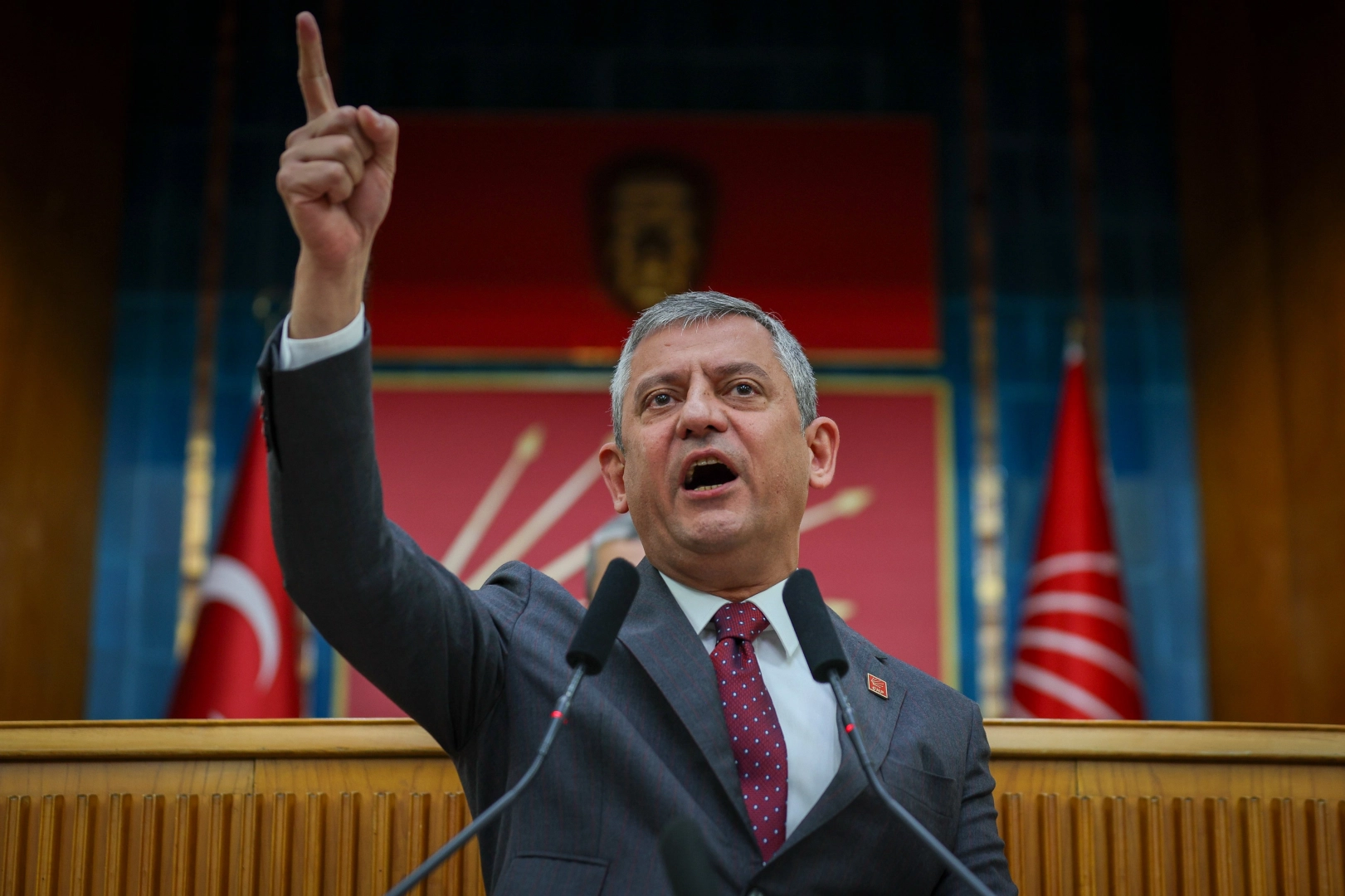 CHP Genel Başkanı Özgür Özel'in Burcu Köksal'ın AK Parti'ye geçişine tepki gösterdiği an.
