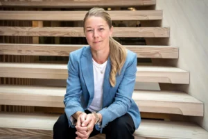 Agnete Kirk Kristiansen LEGO Foundation Yönetim Kurulu Başkanı olarak gösteren görsel.