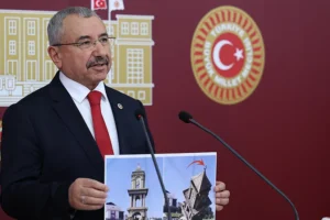 AK Partili İsmail Erdem, Sancaktepe'de yıkılan anıta tepki gösteriyor