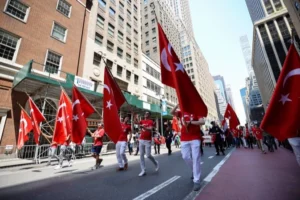 New York'ta 43. Türk Günü Yürüyüşü hazırlıkları kapsamında Türk bayrağı ve kültürel etkinliklere katılanlar