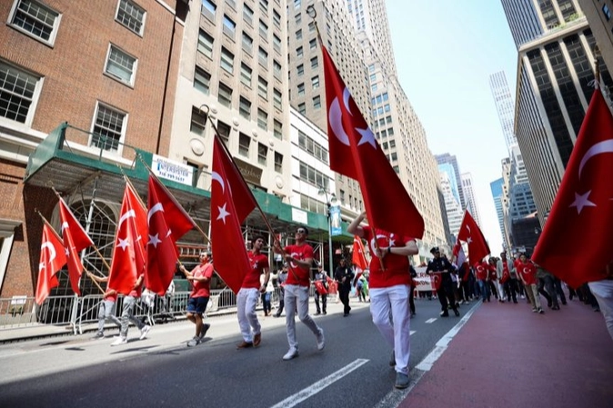 New York'ta 43. Türk Günü Yürüyüşü hazırlıkları kapsamında Türk bayrağı ve kültürel etkinliklere katılanlar
