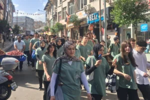 Keşan'da Hemşireler Haftası'nı kutlayan sağlık meslek yüksekokulu öğrencileri