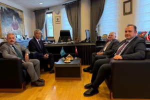 Kayseri Büyükşehir Belediye Başkanı Memduh Büyükkılıç, TÜRKSOY Genel Sekreteri Sultan Raev ile bir araya geldiği ziyaretten bir kare.