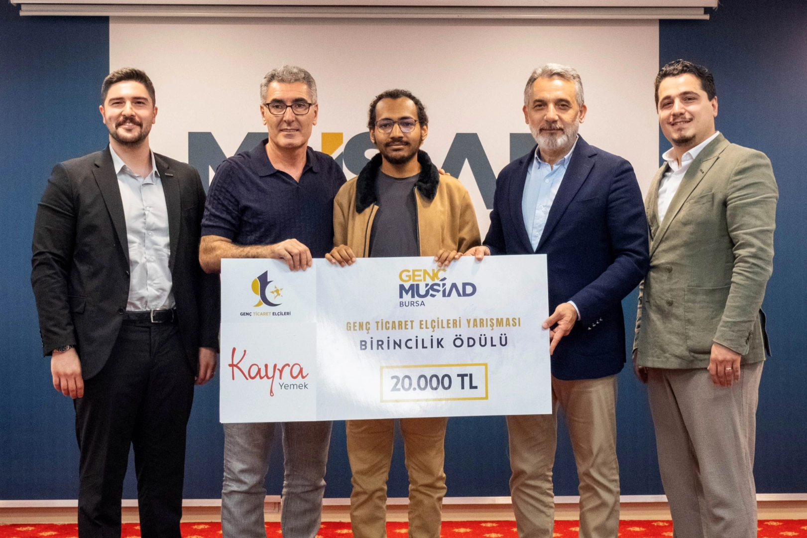 Genç Ticaret Elçileri Projesi Finali'nde dereceye giren öğrenciler ve katılımcılar