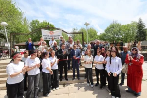 Kayseri'de bir huzurevinde düzenlenen resim sergisinde öğrenciler ve yaşlılar bir araya geldi.