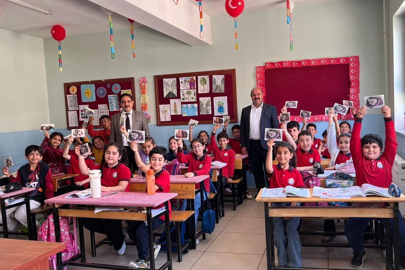 Mardin Yeşilli PTT İlçe Müdürü Serdar Avuka'nın öğrencilere bayram tebrik kartları dağıttığı etkinlik