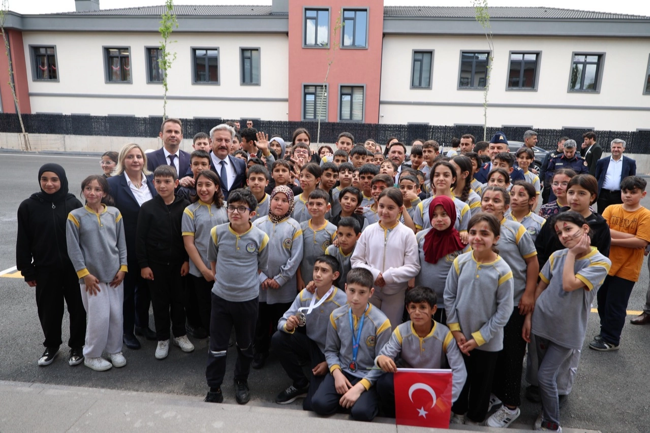 Melikgazi Belediyesi tarafından hizmete açılan iki yeni okul binası