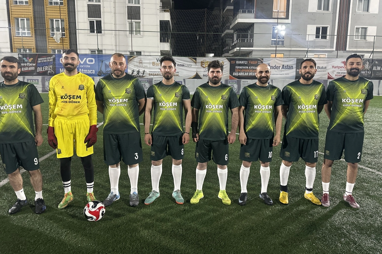 Ağrı'da Kazlı Dayanışma Derneği ile Ağrı ASKF arasında oynanan futbol maçından bir kare