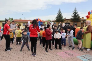 Kayseri'de Engelliler Haftası kapsamında düzenlenen spor etkinliğinde çocuklar keyifli anlar yaşıyor.