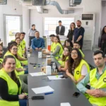 Bornova Gülşah Durbay Gençlik Merkezi'nde bir araya gelen AHBAP gönüllüsü gençler ve belediye başkanı