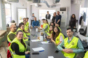 Bornova Gülşah Durbay Gençlik Merkezi'nde bir araya gelen AHBAP gönüllüsü gençler ve belediye başkanı