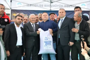 Kayseri Büyükşehir Belediye Başkanı Dr. Memduh Büyükkılıç, çiftçilere verilen destekleri anlatıyor