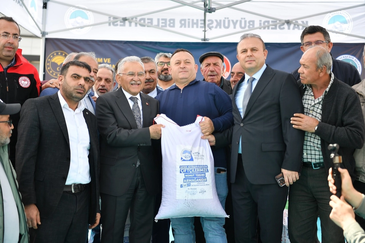 Kayseri Büyükşehir Belediye Başkanı Dr. Memduh Büyükkılıç, çiftçilere verilen destekleri anlatıyor