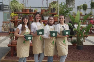 Çayırova'da Bahçem Çayırova projesinde çilek fidanı dikimi yapılıyor