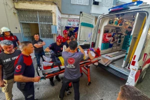 İzmir Buca'da apartman boşluğuna düşen vatandaş itfaiye tarafından kurtarıldı