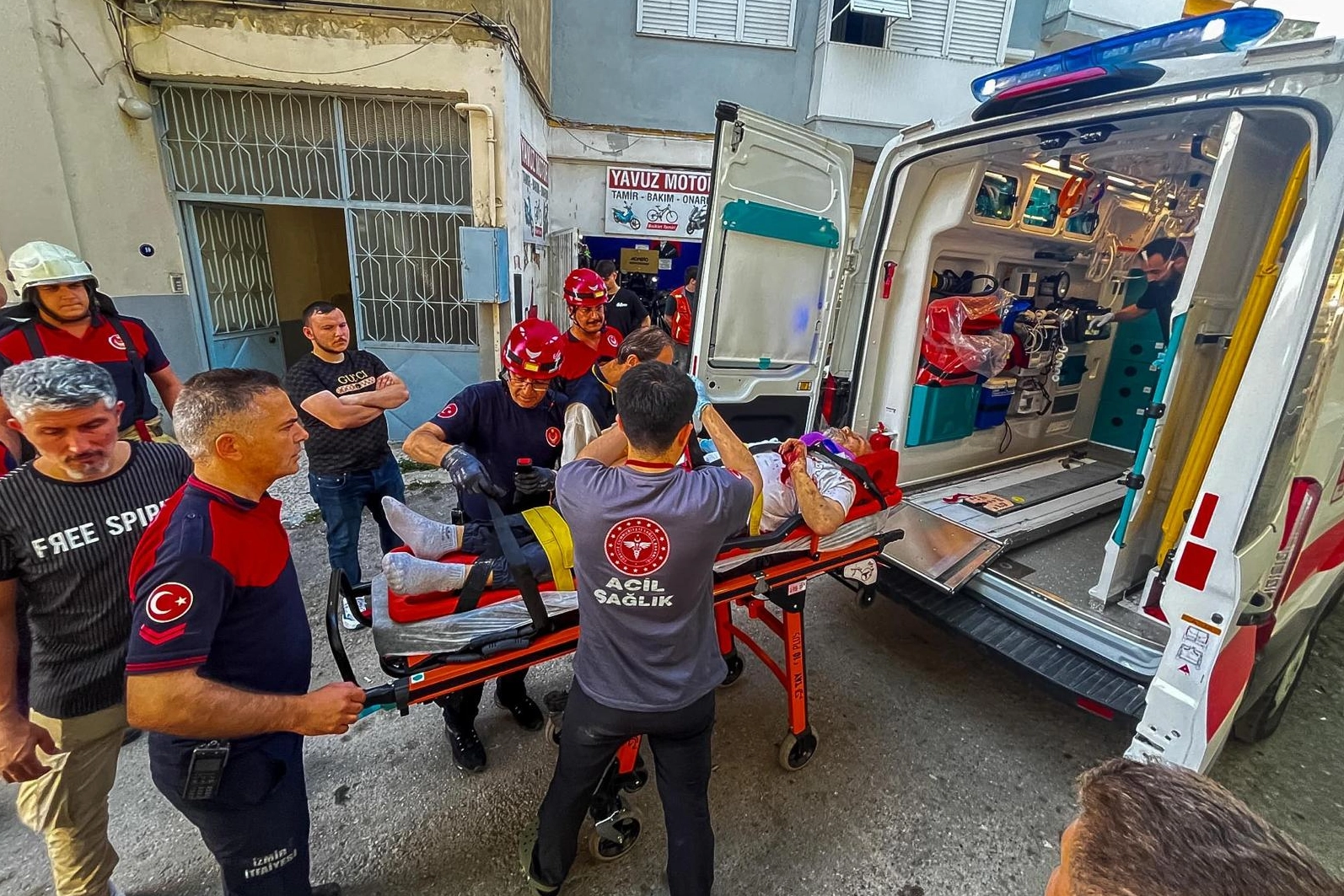 İzmir Buca'da apartman boşluğuna düşen vatandaş itfaiye tarafından kurtarıldı