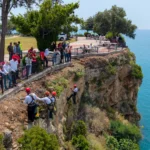 Antalya falezlerinde doğa temizliği yapan ekipler