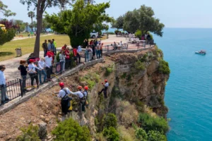 Antalya falezlerinde doğa temizliği yapan ekipler