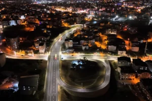 Gebze Eskihisar Feribot Yolu Köprülü Kavşak Projesi'nin tamamlanan modern aydınlatma çalışmaları