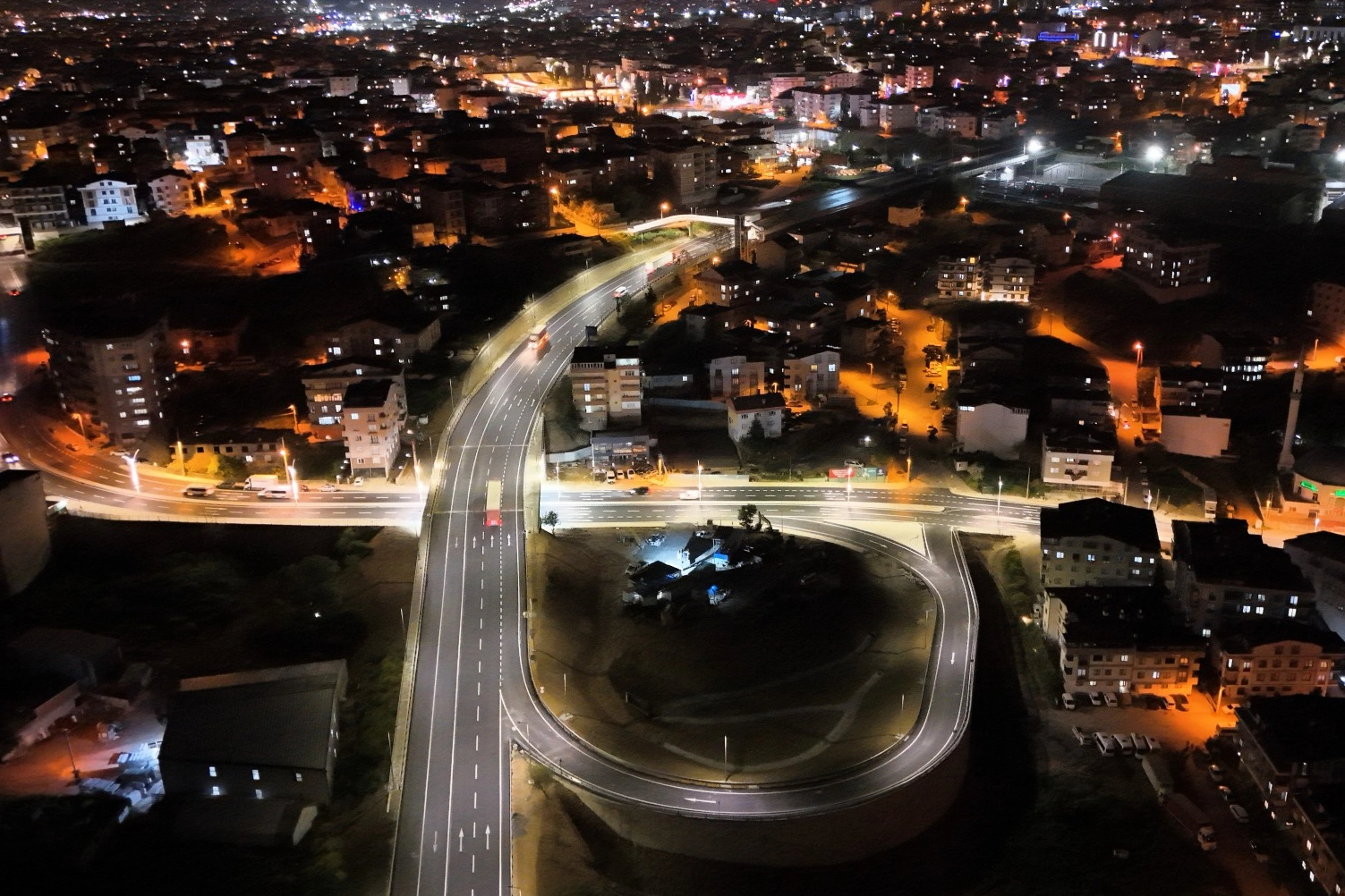 Gebze Eskihisar Feribot Yolu Köprülü Kavşak Projesi'nin tamamlanan modern aydınlatma çalışmaları