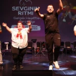 Kocaeli'de down sendromlu gençler 'Sevginin Ritmi' adlı gösteriyi sahneledi.