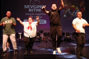 Kocaeli'de down sendromlu gençler 'Sevginin Ritmi' adlı gösteriyi sahneledi.
