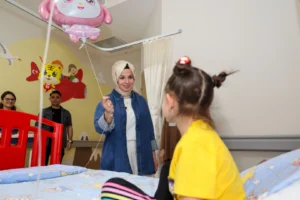 Bilecik Valisi Faik Oktay Sözer'in eşi Zeynep Sözer, hastanede tedavi gören çocukları ziyaret ediyor.