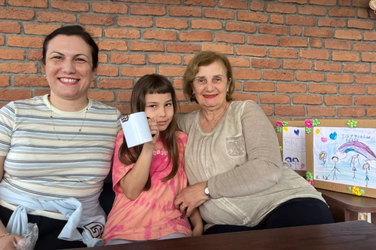 Kocaeli Büyükşehir Belediyesi'nin düzenlediği Anneler Günü etkinliğinde 3 kuşak bir araya geldi.
