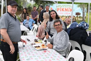 Manisa'da özel bireylerin ve ailelerinin katıldığı, yağmura rağmen neşe içinde geçen piknik etkinliği