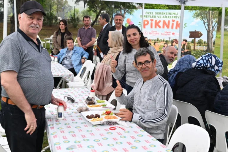 Manisa'da özel bireylerin ve ailelerinin katıldığı, yağmura rağmen neşe içinde geçen piknik etkinliği