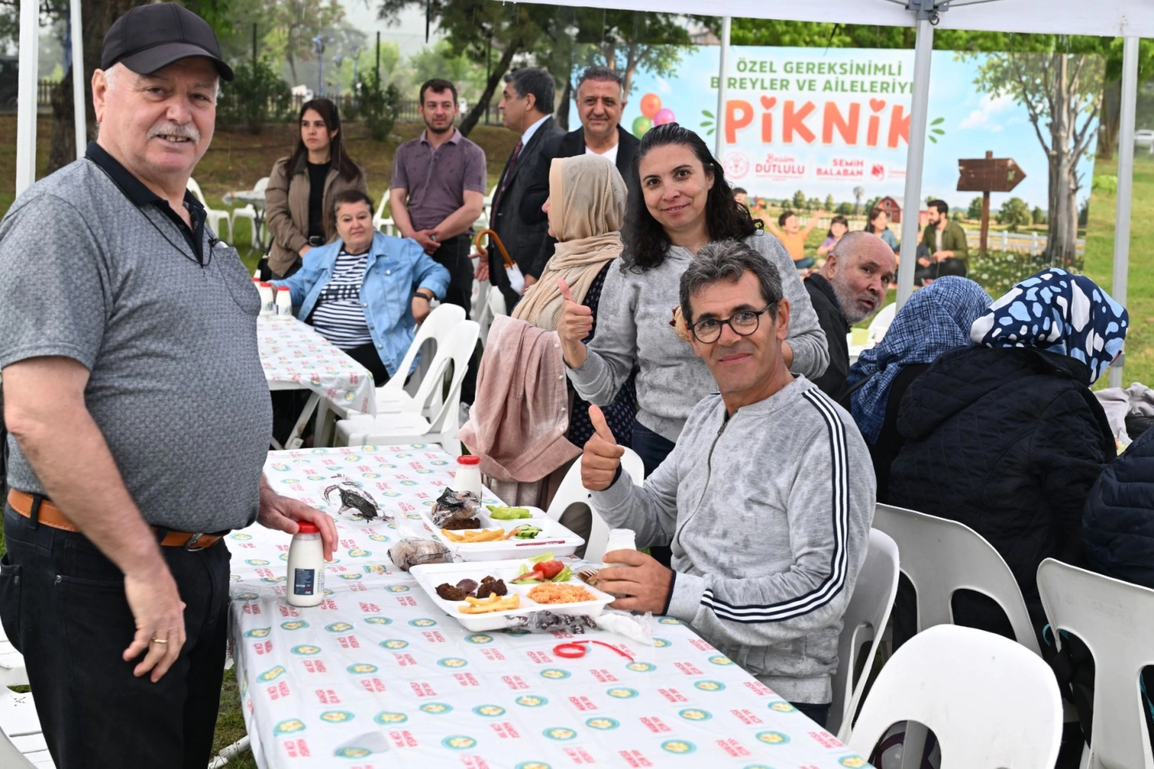Manisa'da özel bireylerin ve ailelerinin katıldığı, yağmura rağmen neşe içinde geçen piknik etkinliği