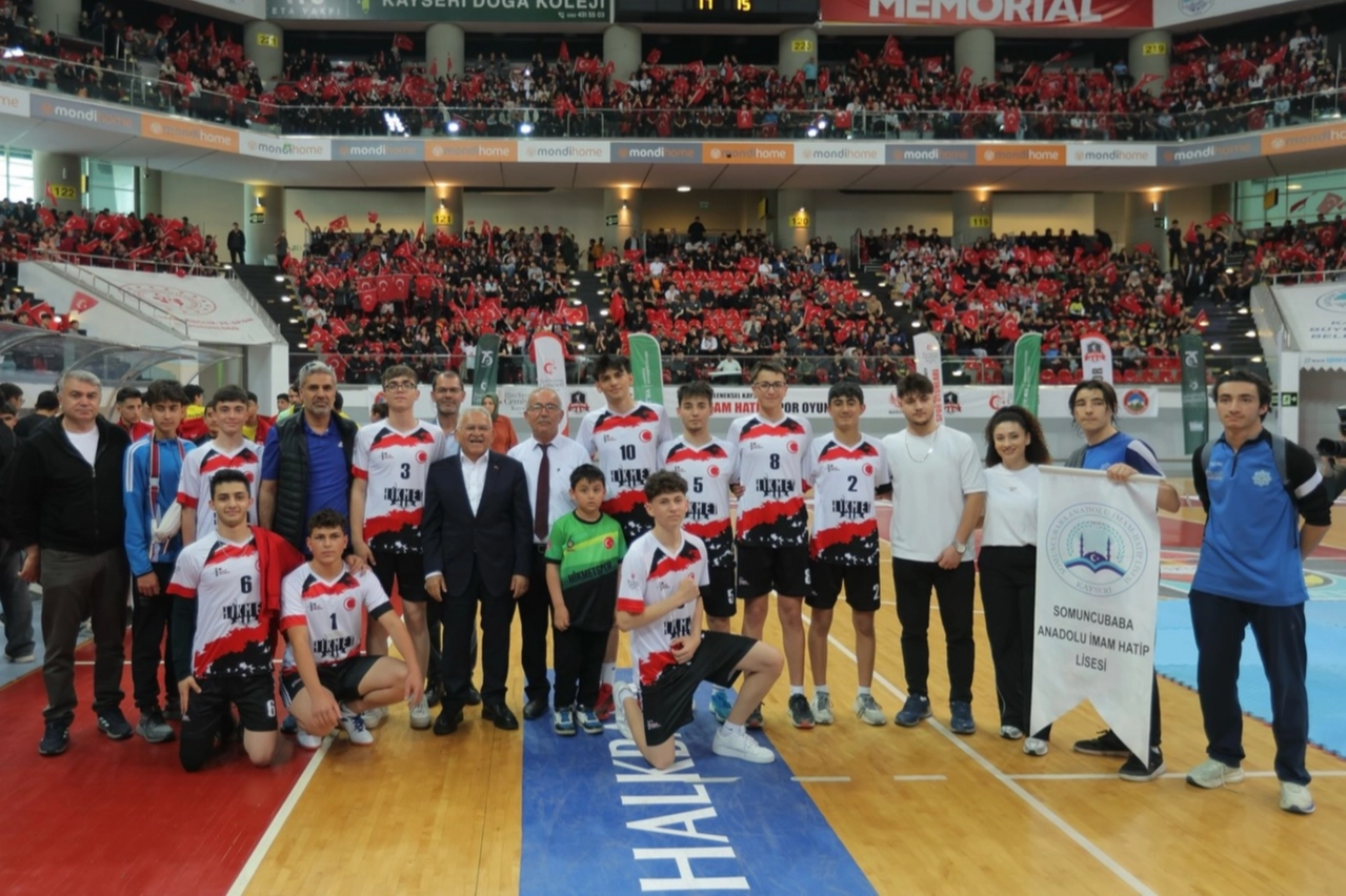 Kayseri Büyükşehir Belediye Başkanı Memduh Büyükkılıç, spor oyunları ödül töreninde gençlere sesleniyor.