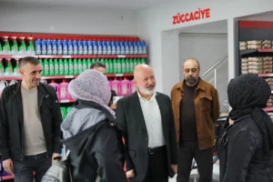 Kocasinan Belediye Başkanı Ahmet Çolakbayrakdar, Kurban Bayramı öncesinde ihtiyaç sahibi ailelere yönelik yapılan yardımları inceledi.
