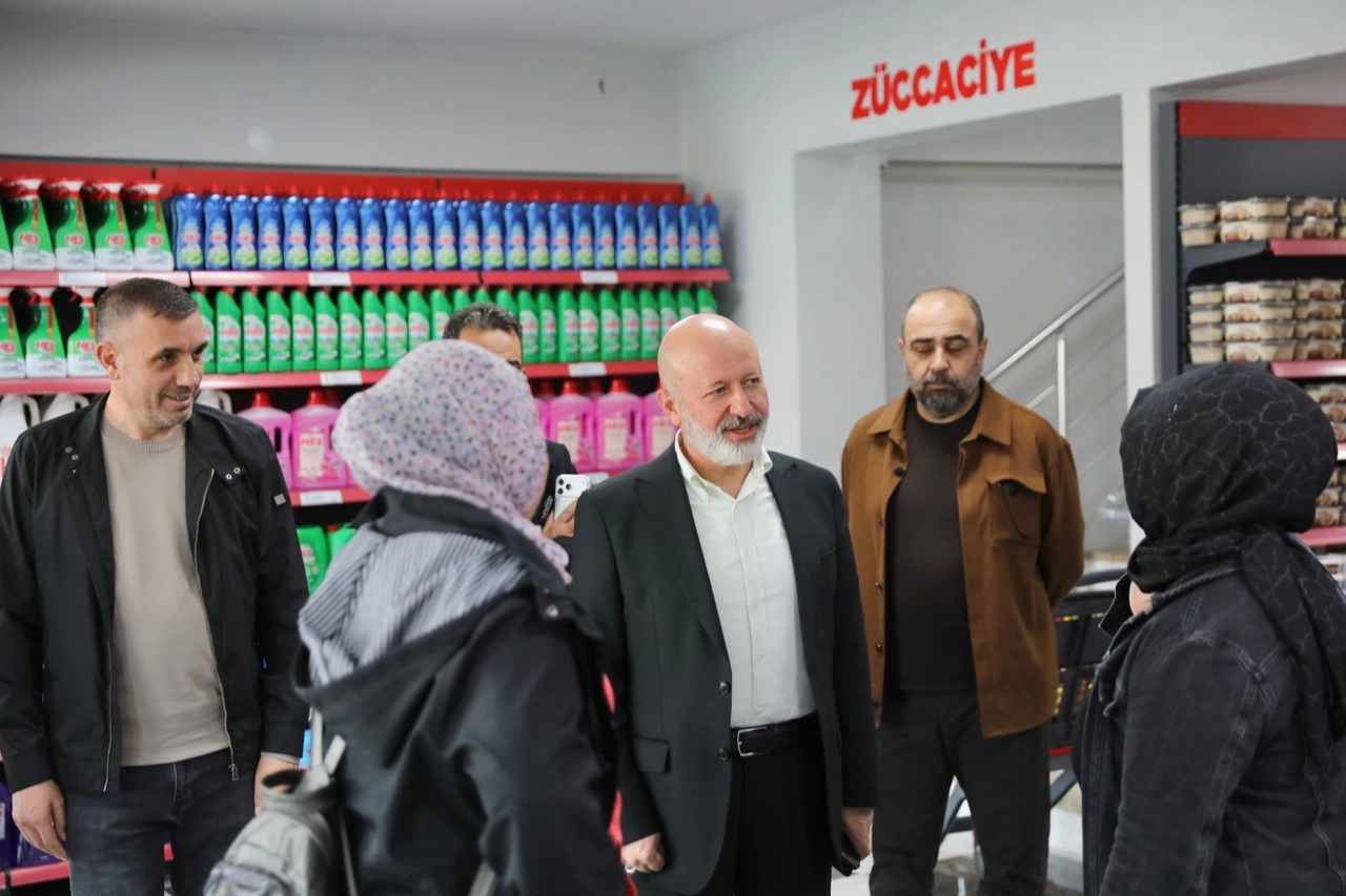 Kocasinan Belediye Başkanı Ahmet Çolakbayrakdar, Kurban Bayramı öncesinde ihtiyaç sahibi ailelere yönelik yapılan yardımları inceledi.