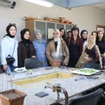 Kocaeli Üniversitesi öğrencileri Beyaz Kalpler Eğitim ve Gelişim Merkezi'nde ders işlerken