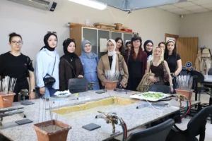 Kocaeli Üniversitesi öğrencileri Beyaz Kalpler Eğitim ve Gelişim Merkezi'nde ders işlerken