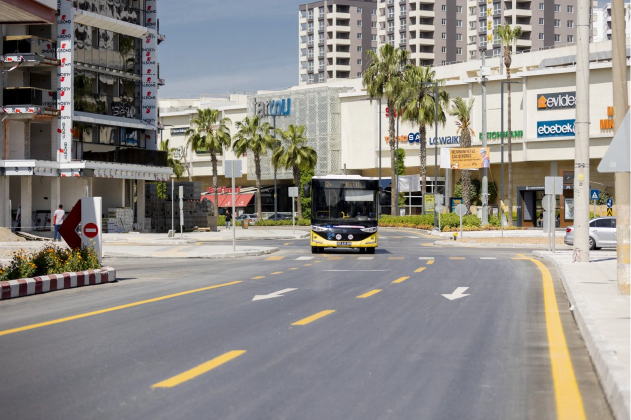 Mersin Büyükşehir Belediyesi'nin Tarsus'ta trafik akışını iyileştirmek için yenilediği kavşaklardan bir görünüm