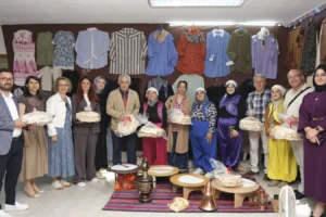Alikahya İZMEK kursiyerlerinin el emeği ürünlerinin sergilendiği yıl sonu etkinliği