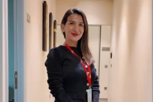 Hemşireler Haftası'nı kutlayan hemşireler, sağlık sistemindeki kritik rollerini vurguluyor.
