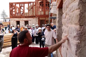 Mimarlık öğrencileri Konya'daki tarihi Arasta Çarşısı'nda kentsel dönüşüm projesini inceliyor.