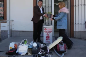 Keçiören'de elektronik atık toplama kampanyasına katılan vatandaşlar ve toplanan atıklar
